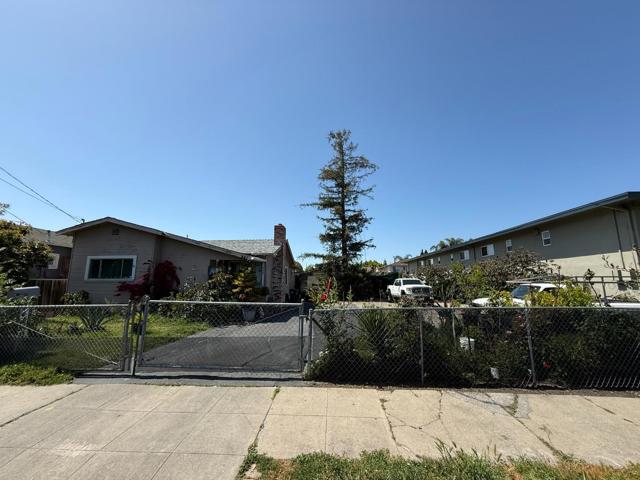 440 Madison Avenue, Redwood City CA: https://media.crmls.org/mediaz/1870ab8b-88b0-45fa-b0ec-48245e74515e.jpg