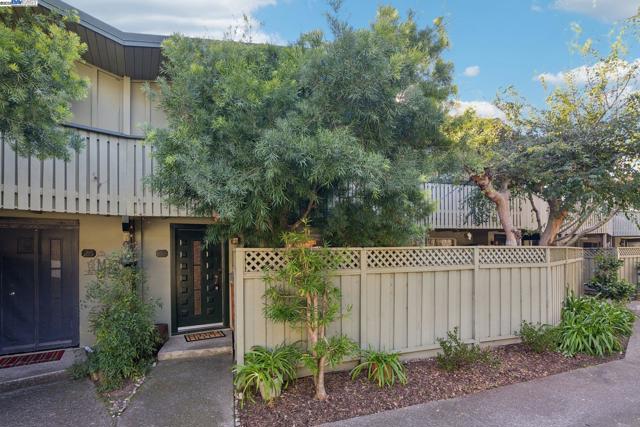 278 Monroe Dr., Mountain View CA: https://media.crmls.org/mediaz/1871d115-add9-404f-aac9-eb759424e04e.jpg