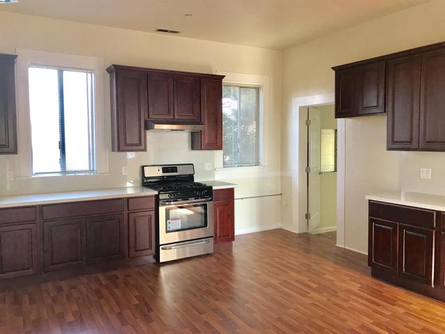 1707 Lincoln Ave, Alameda CA: https://media.crmls.org/mediaz/1871dfc6-c4d6-47f4-a37c-606498408275.jpg