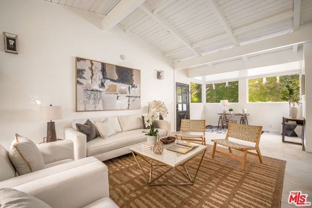 16733 Oak View Drive, Encino CA: https://media.crmls.org/mediaz/187203d8-cdc9-45f4-a718-e88702e5cdec.jpg