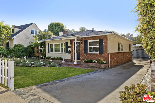 4219 Saugus Avenue, Sherman Oaks CA: https://media.crmls.org/mediaz/187265b5-d14a-49dd-9c0b-e2da375bb545.jpg