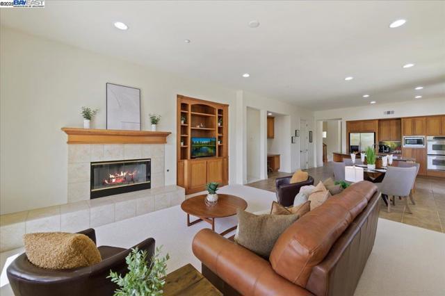 3043 Picholine Dr, Livermore CA: https://media.crmls.org/mediaz/18727265-7cb1-4165-bbcc-fb25e786ff0a.jpg