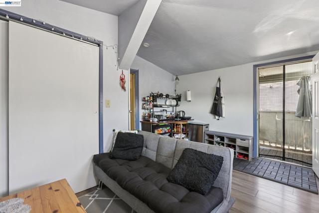 2514 21St Ave, Oakland CA: https://media.crmls.org/mediaz/1872a363-2667-49cb-a4c5-3343820c8548.jpg