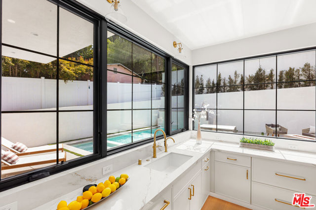 2565 Patricia Avenue, Los Angeles CA: https://media.crmls.org/mediaz/1873198e-f040-459a-82dc-992824d853bf.jpg