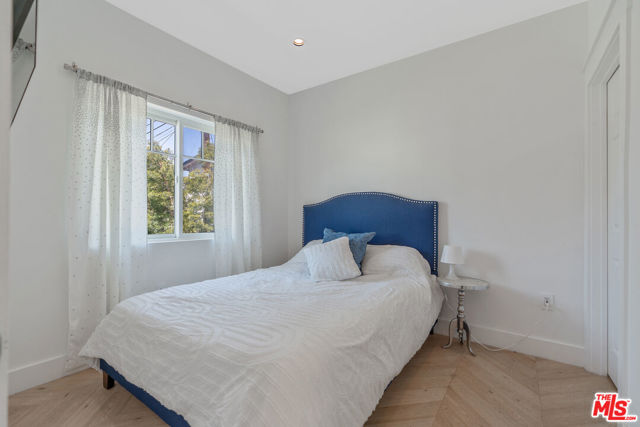 1152 S Windsor Boulevard, Los Angeles CA: https://media.crmls.org/mediaz/18744704-9d57-4440-986f-bff59e44b5bd.jpg