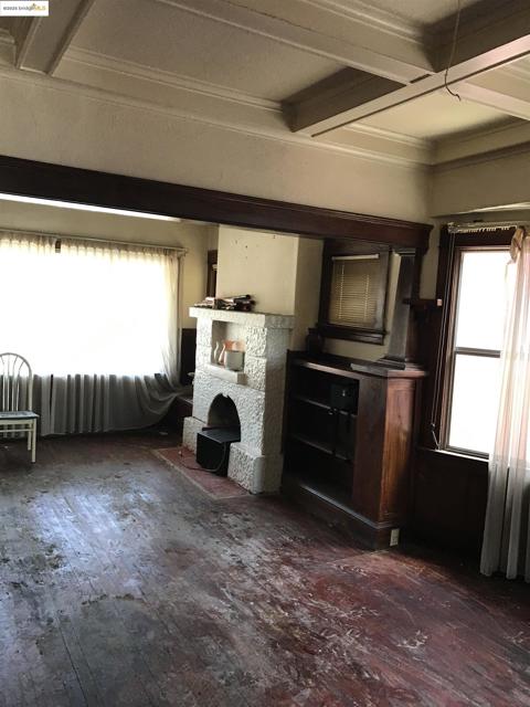 5607 Edgerly St, Oakland CA: https://media.crmls.org/mediaz/1874c739-edac-49d6-9142-e59e3d4a0171.jpg