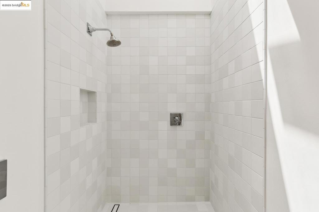 https://media.crmls.org/mediaz/1874ca90-0dd0-4e7c-8256-14fea98066bd.jpg?preset=X-Large