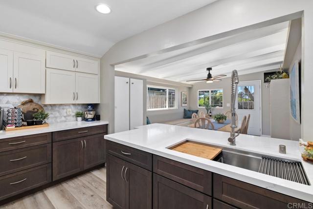 Detail Gallery Image 13 of 42 For 3542 Governor Dr, San Diego,  CA 92122 - 5 Beds | 3 Baths