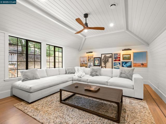125 Sleepy Hollow Ln, Orinda CA: https://media.crmls.org/mediaz/1875b4f9-9e9b-40aa-b047-bd67f6b6d1d4.jpg