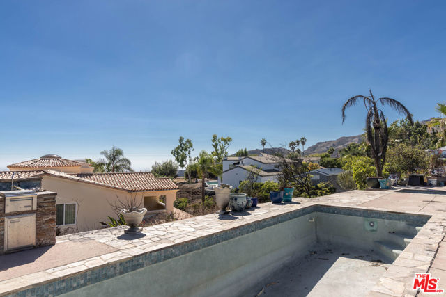 23316 W Bocana Street, Malibu CA: https://media.crmls.org/mediaz/18761b6b-5ef3-4fe1-8d2b-134bd4685587.jpg
