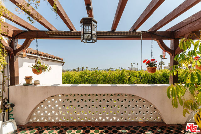 5163 Franklin Avenue, Los Angeles CA: https://media.crmls.org/mediaz/18768df8-ac0b-4d63-ad3a-27844b2fbb13.jpg