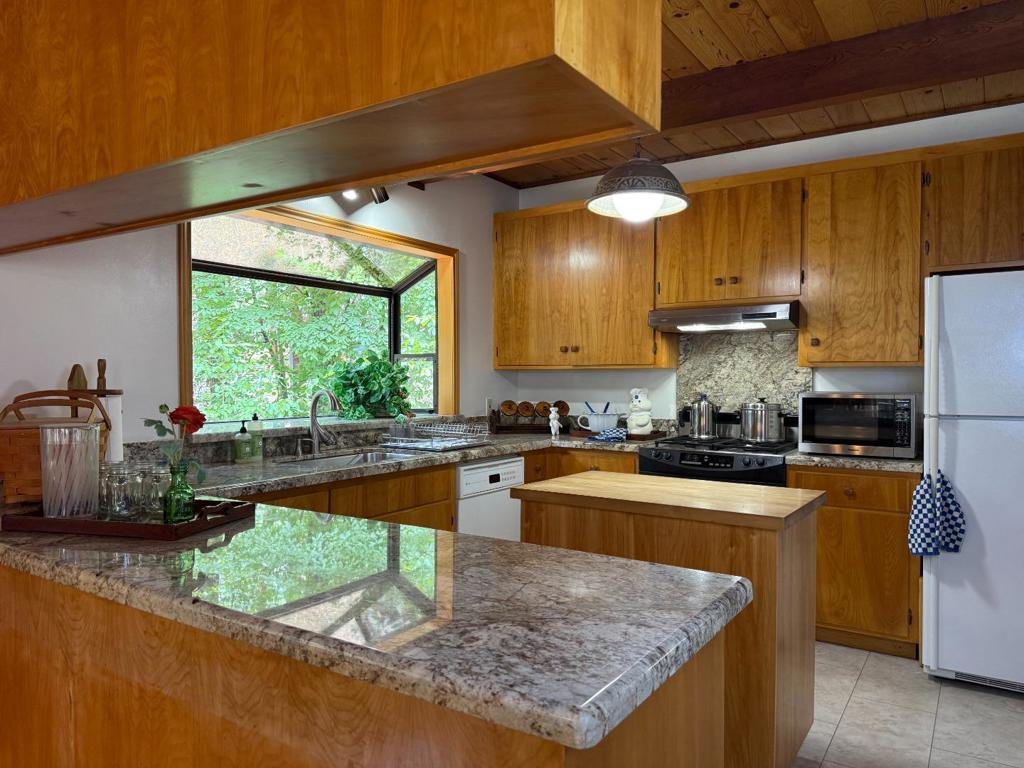 https://media.crmls.org/mediaz/1877dafc-b906-41bd-bd6b-86f45d466ac5.jpg?preset=X-Large