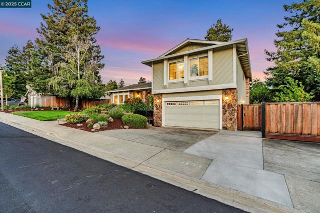 321 Chardonnay Cir, Clayton CA: https://media.crmls.org/mediaz/187816b3-aad7-4cc0-8b35-960f7017b65a.jpg