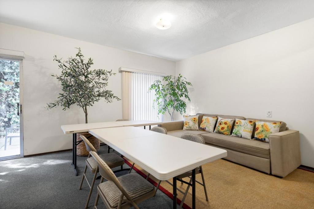 https://media.crmls.org/mediaz/187a1ec7-ef12-4704-b739-a65b8dd9ca85.jpg?preset=X-Large