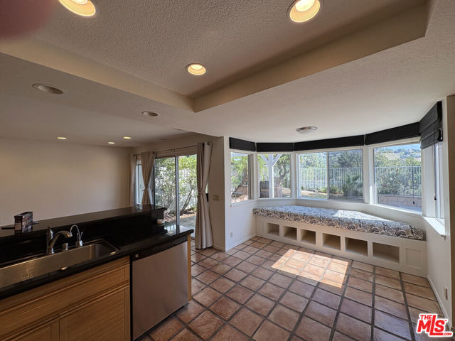 24715 Calle Largo, Calabasas CA: https://media.crmls.org/mediaz/187a3d2a-48a6-44c4-86a3-09c954c9d329.jpg