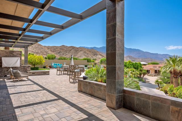 15 Buena Vista Court, Rancho Mirage CA: https://media.crmls.org/mediaz/187b6cc1-f1ba-4953-8d46-28a497c7ac7d.jpg