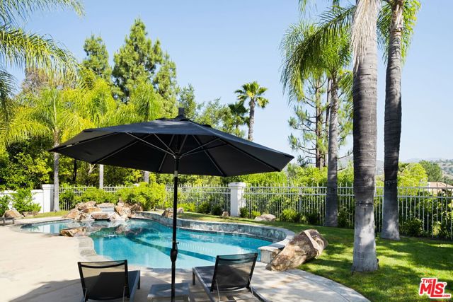 5325 Collingwood Circle, Calabasas CA: https://media.crmls.org/mediaz/187c2bab-2f32-4b4c-a59f-ecd8a25802bb.jpg