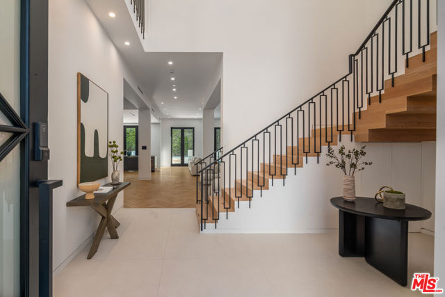 636 N Kilkea Drive, Los Angeles CA: https://media.crmls.org/mediaz/187c468d-c2af-4c7b-8746-0250f5f0d67a.jpg
