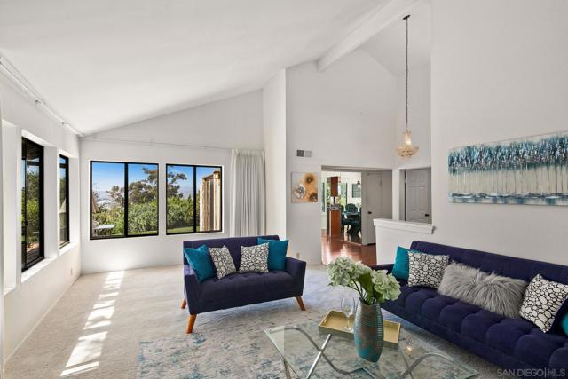 1586 Kimberly Woods Dr, El Cajon CA: https://media.crmls.org/mediaz/187cb5d3-53ef-4319-9e40-b02b9b21b243.jpg
