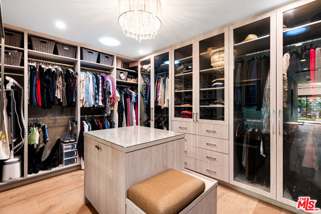 4961 Noeline Avenue, Encino CA: https://media.crmls.org/mediaz/187d94ee-68bf-41bc-b6a4-2a3aa222c6cd.jpg