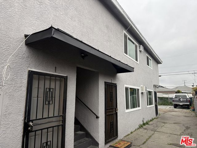 2530 Carmona Avenue, Los Angeles CA: https://media.crmls.org/mediaz/187e30c4-8909-468f-bd63-a66fc2eb8a8c.jpg