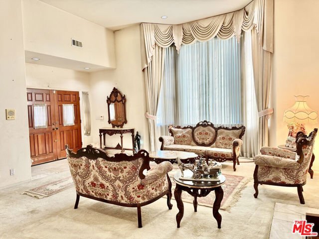 1137 Eagle Vista Drive, Los Angeles CA: https://media.crmls.org/mediaz/187e90e4-5b75-4c6d-8d00-4bf7c4849cc8.jpg