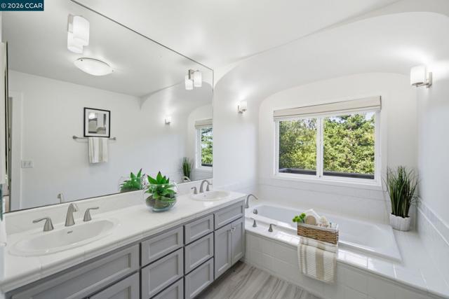 102 Hillcrest Dr, Orinda CA: https://media.crmls.org/mediaz/187f3f19-921f-43d0-91af-d28d49d79c9a.jpg