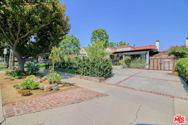 424 N Arden Boulevard, Los Angeles CA: https://media.crmls.org/mediaz/187f42cd-d7e5-4491-bde1-b71cbb012c42.jpg