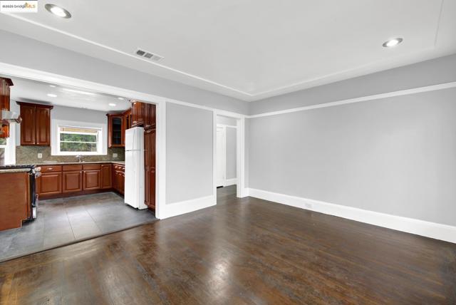 1009 106Th Ave, Oakland CA: https://media.crmls.org/mediaz/187f7e59-9127-4def-95a6-7f7206b0b123.jpg