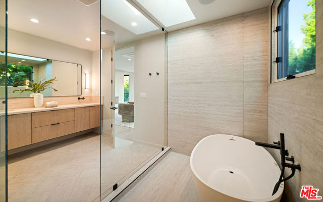 615 23rd Street, Santa Monica CA: https://media.crmls.org/mediaz/187fd140-eaad-4b6d-a667-6e693bc4ea12.jpg