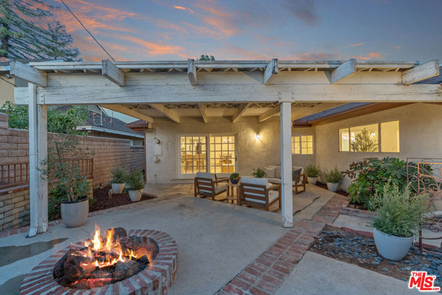 10037 Sunnybrae Avenue, Chatsworth CA: https://media.crmls.org/mediaz/187ff3c8-0f13-4648-91ea-2e41f2961172.jpg
