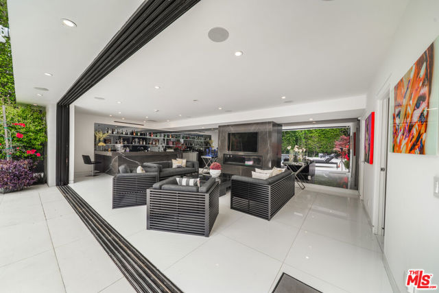 511 N Rexford Drive, Beverly Hills CA: https://media.crmls.org/mediaz/188163e1-4cba-4317-b713-f7db338ce20f.jpg