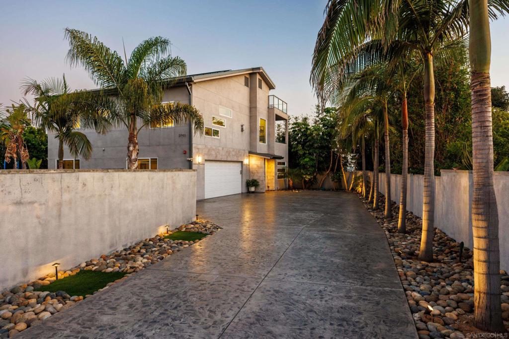 2743 Mesa Dr