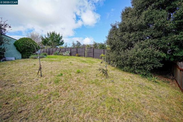 742 La Paloma Rd, El Sobrante CA: https://media.crmls.org/mediaz/1883bbc9-b8fd-4554-bf6f-aa2677658a13.jpg