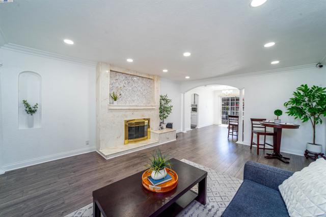 37621 Glenmoor Dr, Fremont CA: https://media.crmls.org/mediaz/1883fb11-02d6-4bd7-95ea-ddd1e09a379e.jpg