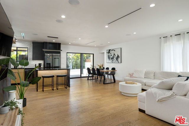 6610 Farralone Avenue, Woodland Hills CA: https://media.crmls.org/mediaz/1883fe0f-d66b-49d0-abbf-d53c5c97354e.jpg