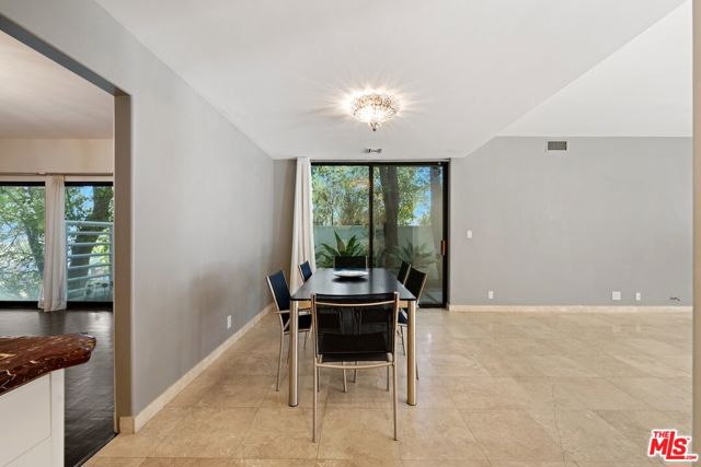 15656 Crownridge Place, Sherman Oaks CA: https://media.crmls.org/mediaz/188433e4-a1a3-4524-8fd1-bd1e2a96463f.jpg