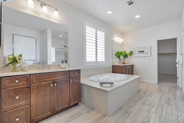4005 Sarasta Bay Dr, Pittsburg CA: https://media.crmls.org/mediaz/1884dfe4-46d7-46ca-9e35-a382171e93e0.jpg