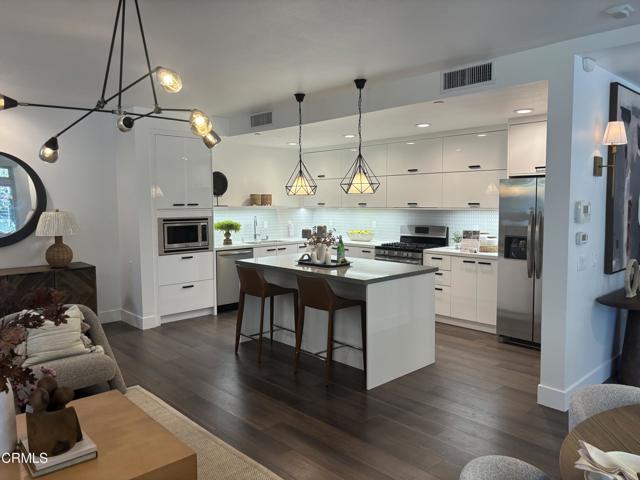239 S Marengo Avenue, Pasadena CA: https://media.crmls.org/mediaz/1884f942-f9b8-469f-9980-63bfaf436b0e.jpg