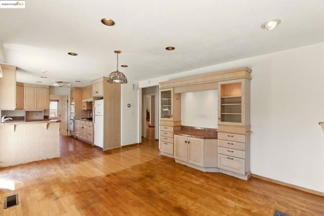 6223 Valroy Dr, San Jose CA: https://media.crmls.org/mediaz/1885100e-5893-4a86-bb2d-00a1f0be43bc.jpg