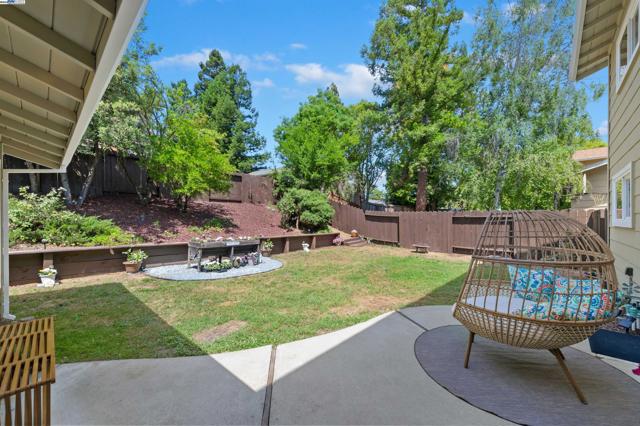 7606 Desertwood Ln, Pleasanton CA: https://media.crmls.org/mediaz/188527e3-0338-479d-bf8c-8f9ab9b22eeb.jpg