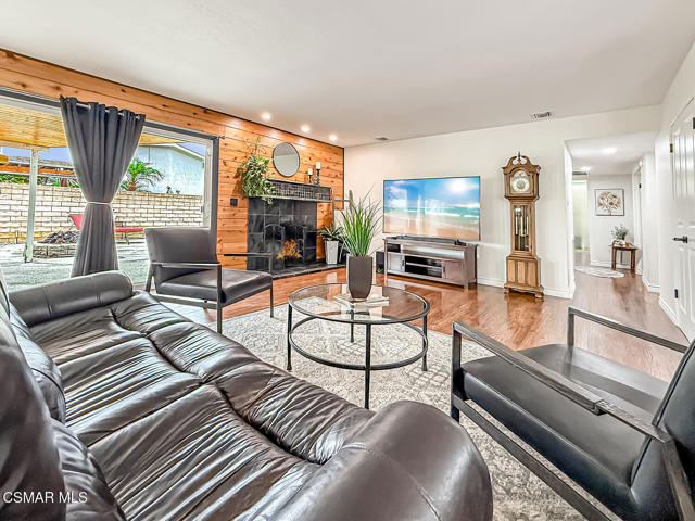 2439 N Lita Place, Simi Valley CA: https://media.crmls.org/mediaz/18862f51-fadf-4d31-a30a-73fa43d18c8d.jpg