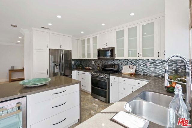 2700 Coolidge Avenue, Los Angeles CA: https://media.crmls.org/mediaz/188641cc-aa82-4745-b867-9b788a8f75ac.jpg
