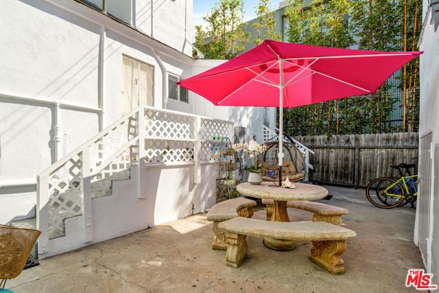 29 Brooks Avenue, Venice CA: https://media.crmls.org/mediaz/1887877d-be31-48af-9866-0517b13a1da8.jpg