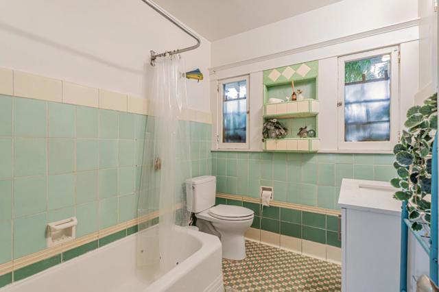 30 W Lake Avenue, Watsonville CA: https://media.crmls.org/mediaz/18883892-2530-40a0-adca-21198f2c11eb.jpg