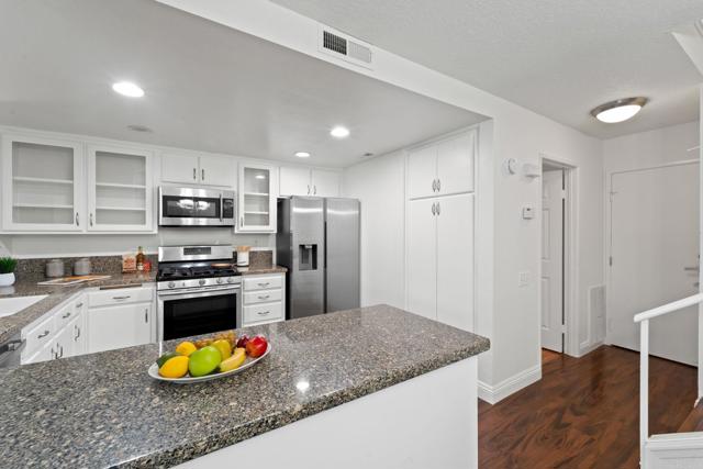 Detail Gallery Image 11 of 29 For 3652 Carmel View Rd, San Diego,  CA 92130 - 3 Beds | 2/1 Baths