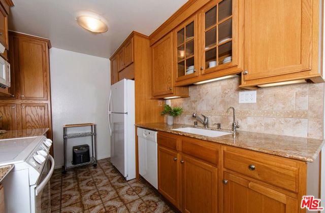 6000 CANTERBURY Drive, Culver City CA: https://media.crmls.org/mediaz/1888b773-8a10-4d15-928a-c5d0ee4145e4.jpg