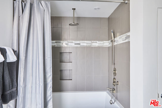 5515 Pacific Avenue, Marina del Rey CA: https://media.crmls.org/mediaz/188a61a5-9cb9-41df-b151-c0131cf2b768.jpg