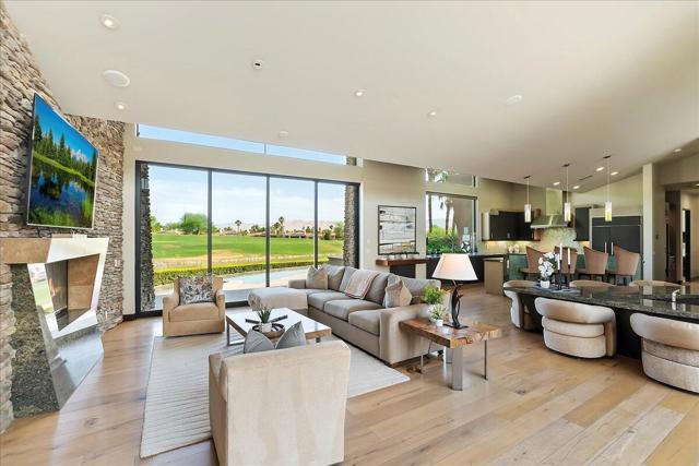 72 Royal Saint Georges Way, Rancho Mirage CA: https://media.crmls.org/mediaz/188a6cb1-2122-4469-98cb-56e34888f2b8.jpg