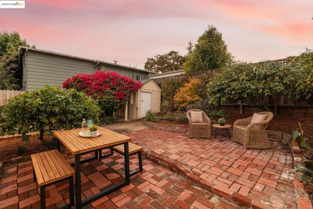 2941 Madeline St, Oakland CA: https://media.crmls.org/mediaz/188af30d-eb56-4061-890c-a9080cc3823d.jpg